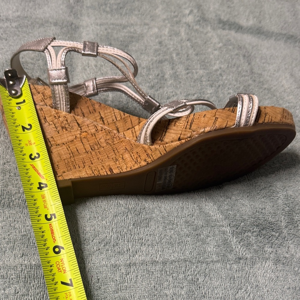 AEROSOLES Women's Metallic Strappy Sandals CUTE and COMFY - Picture 8 of 8